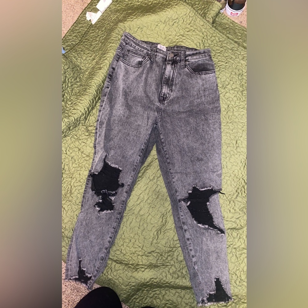 Grey/black distressed skinny jeans